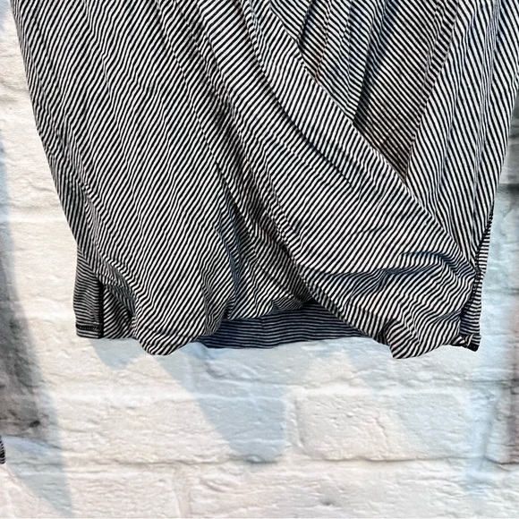 Lululemon Size 4 Radiant Long Sleeve Tonka Stripe Black Heathered Medium Grey - Picture 10 of 16